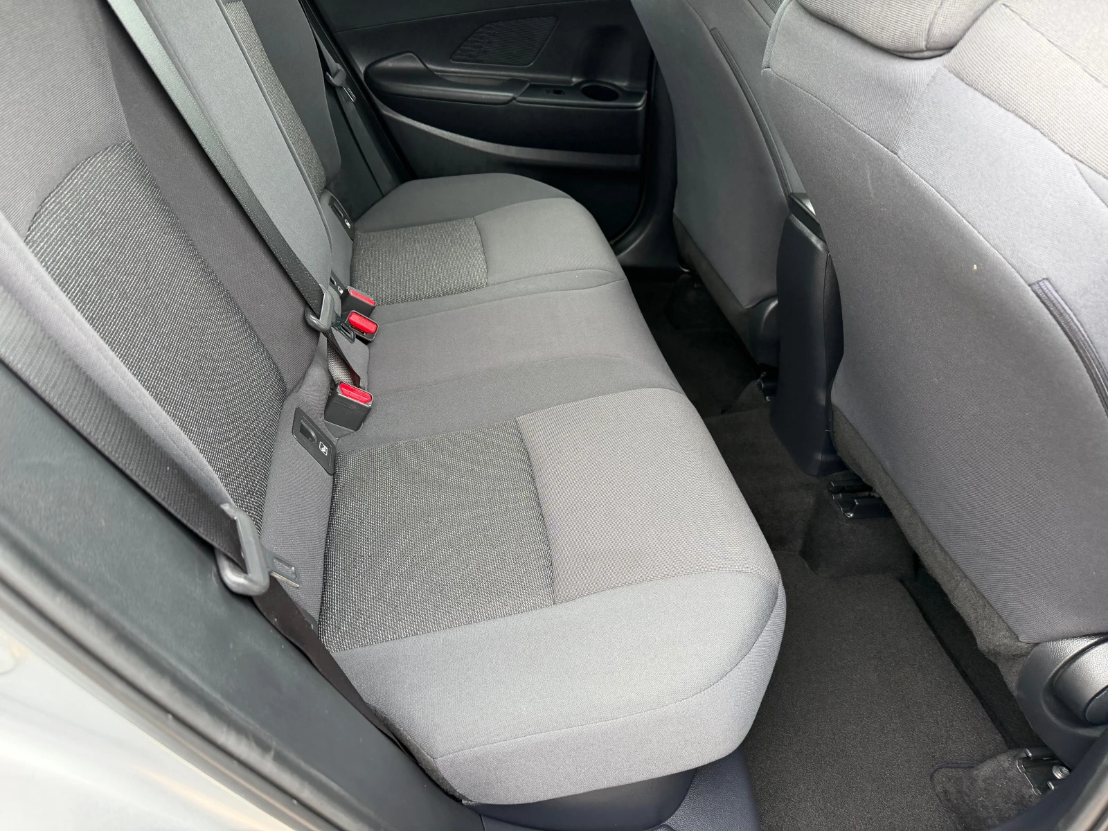 Toyota C-HR 1.8 HEV, снимка 13 - Автомобили и джипове - 54087967