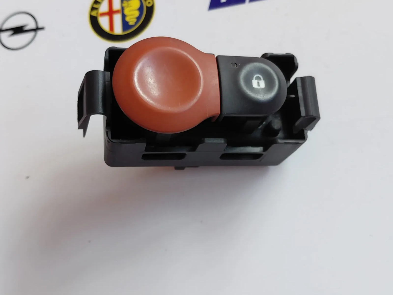 8200214896A Ключ за аварийни светлини  RENAULT CLIO III  88300000, снимка 4 - Части - 53985047