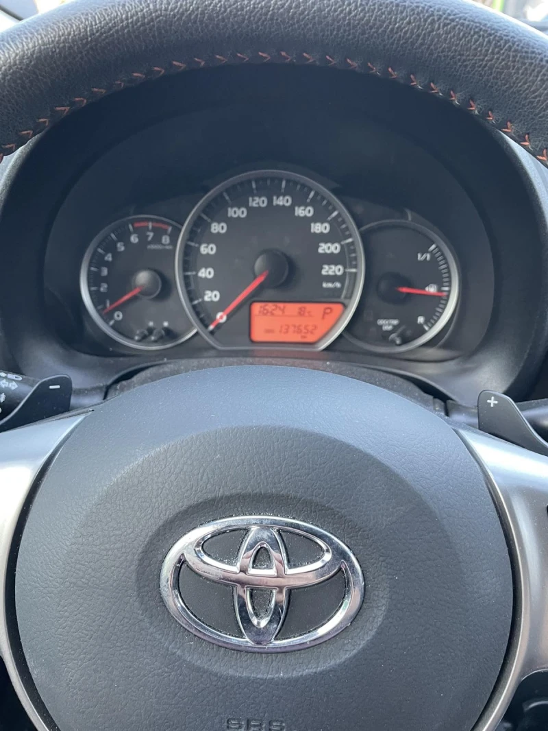 Toyota Yaris 1, 3 Автоматик Швейцария Перфектен!, снимка 8 - Автомобили и джипове - 47804087