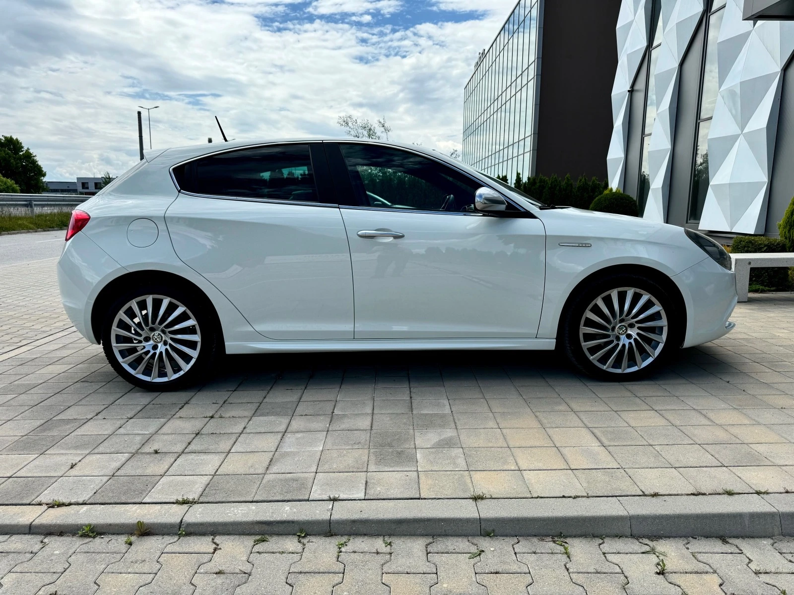 Alfa Romeo Giulietta 1.4-TURBO-ГАЗ.ИНЖЕКЦИОН-КЛИМАТРОНИК-АВТОПИЛОТ- - изображение 4