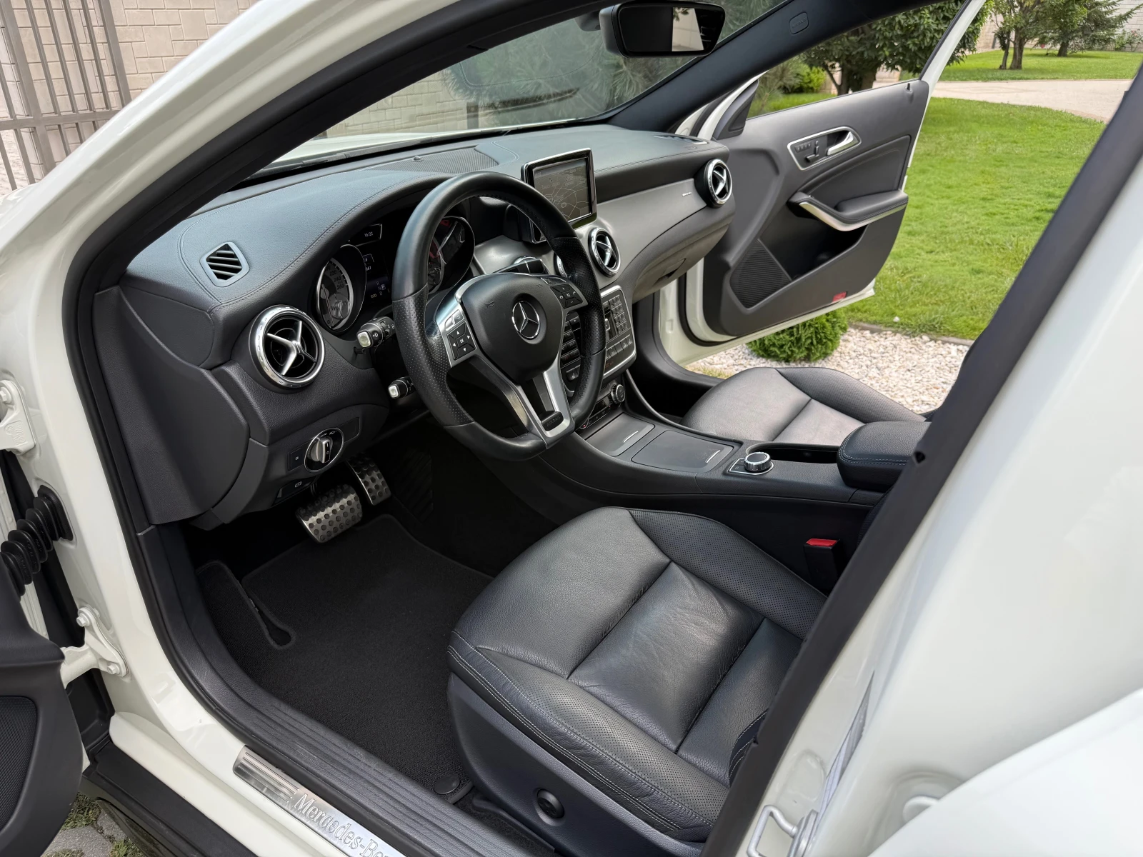 Mercedes-Benz GLA 250 4 MATIC* AMG* PANORAMA - изображение 7