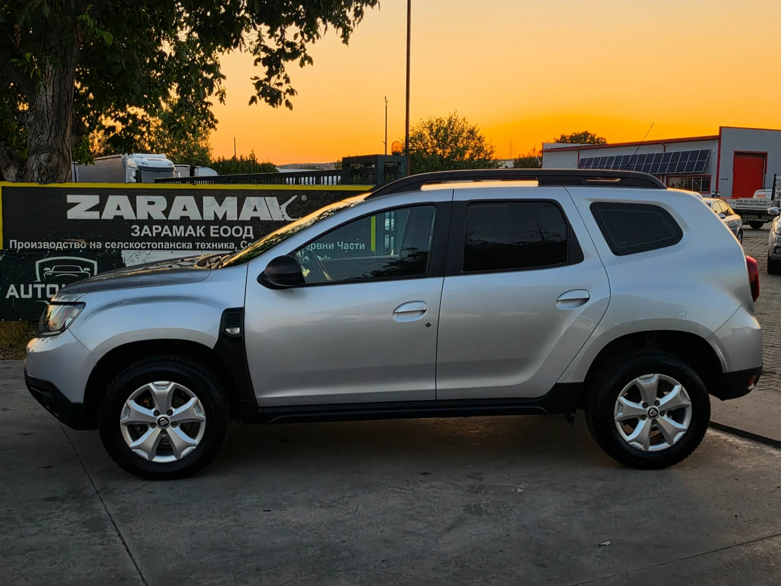 Dacia Duster 1.5 DCI* NAVI* CAMERA , снимка 8 - Автомобили и джипове - 55631680