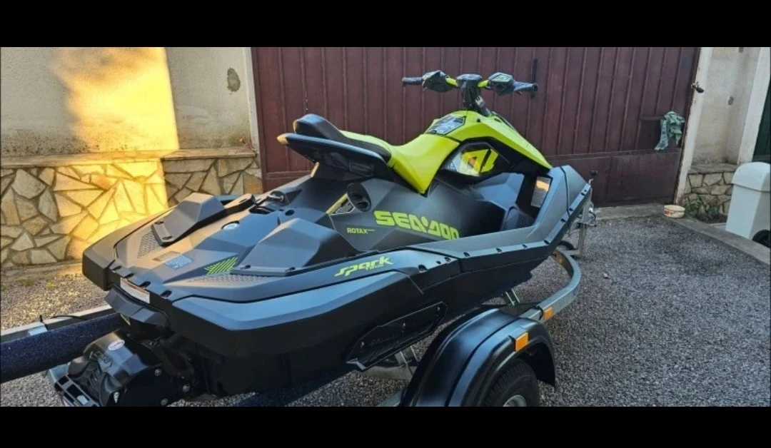 Джет Bombardier Sea Doo Spark Trixx 2023 - изображение 7