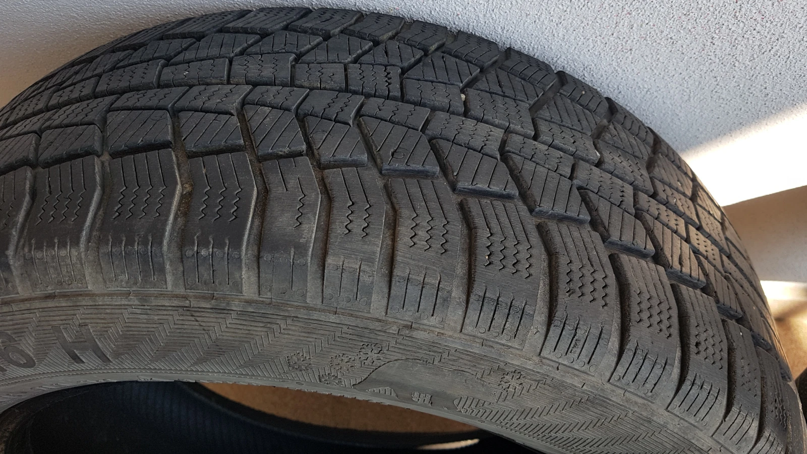 Гуми Зимни 205/55R16, снимка 2 - Гуми и джанти - 54023964