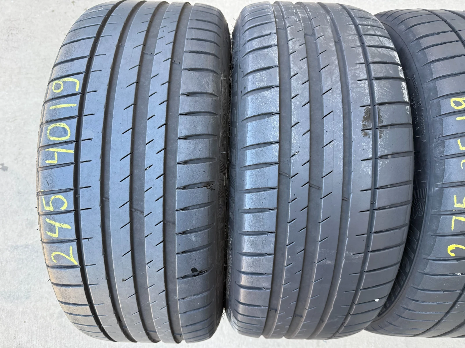 Гуми Летни 275/35R19, снимка 2 - Гуми и джанти - 53833080