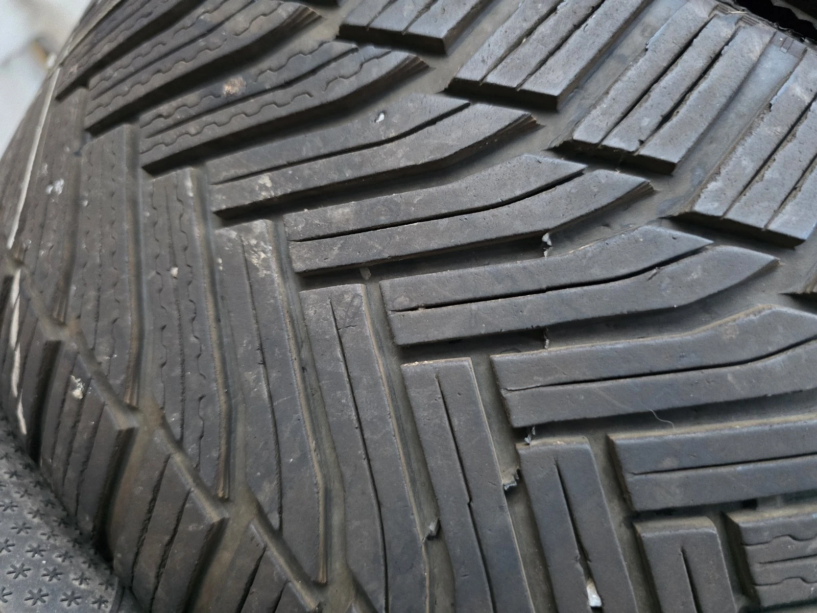 Гуми Зимни 215/60R16, снимка 4 - Гуми и джанти - 56662203