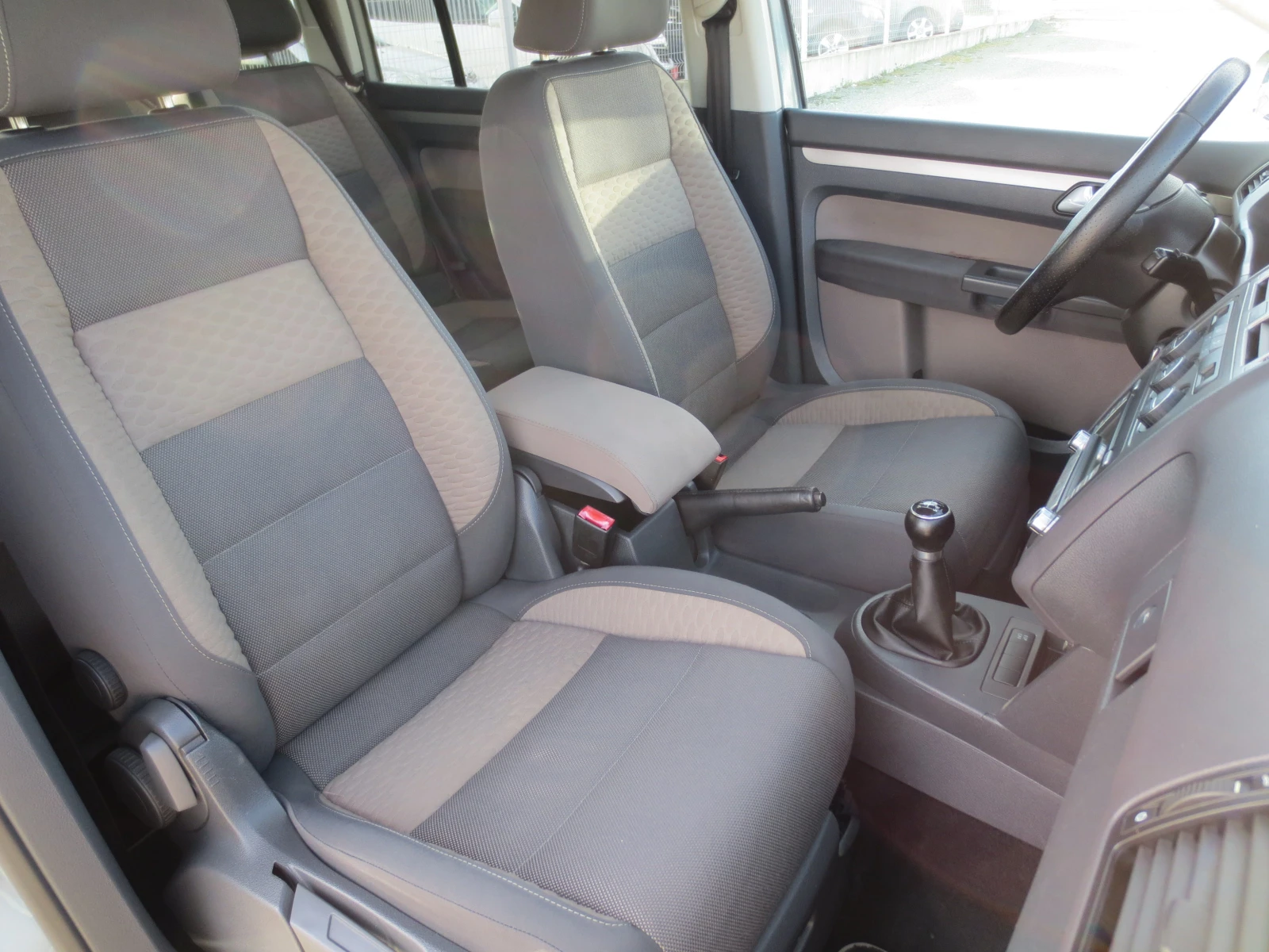 VW Touran 1.9 TDI* CROSS* 7ms., снимка 14 - Автомобили и джипове - 53799780