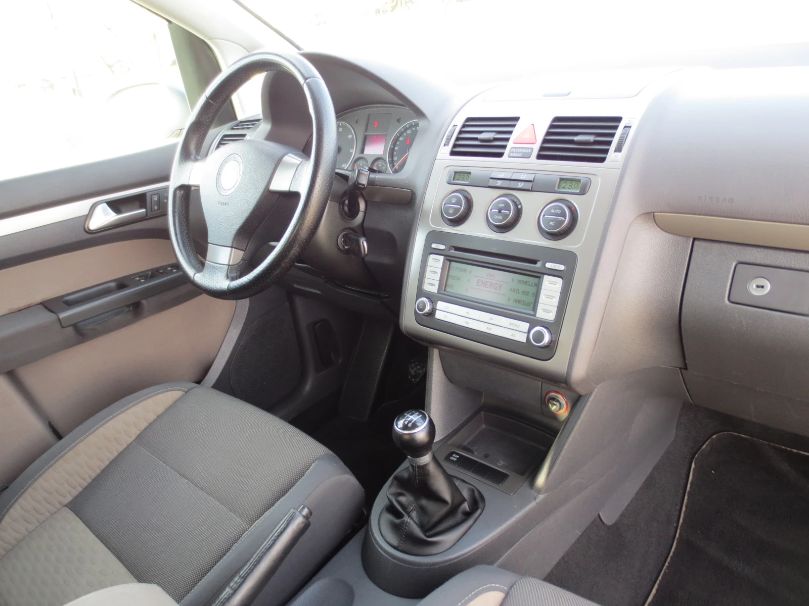 VW Touran 1.9 TDI* CROSS* 7ms., снимка 15 - Автомобили и джипове - 53799780