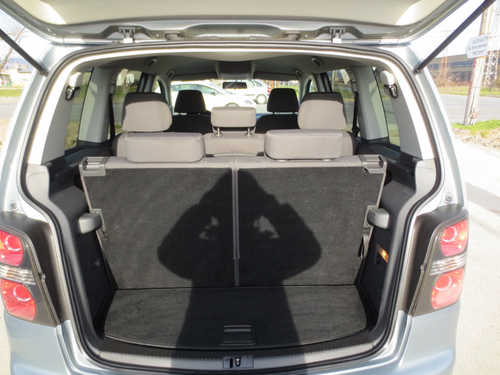 VW Touran 1.9 TDI* CROSS* 7ms., снимка 16 - Автомобили и джипове - 53799780