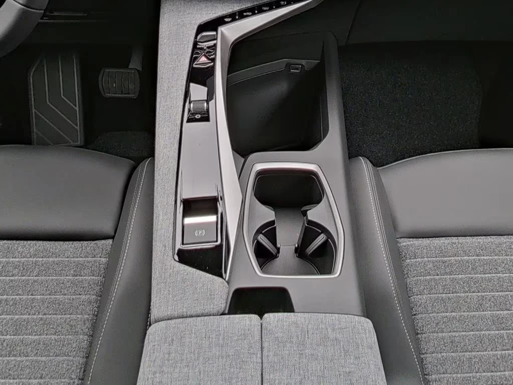 Peugeot 5008 PHEV/224HP/ALLURE/DSC7/360/LED/KLESS/CPLAY/535q, снимка 9 - Автомобили и джипове - 55430489