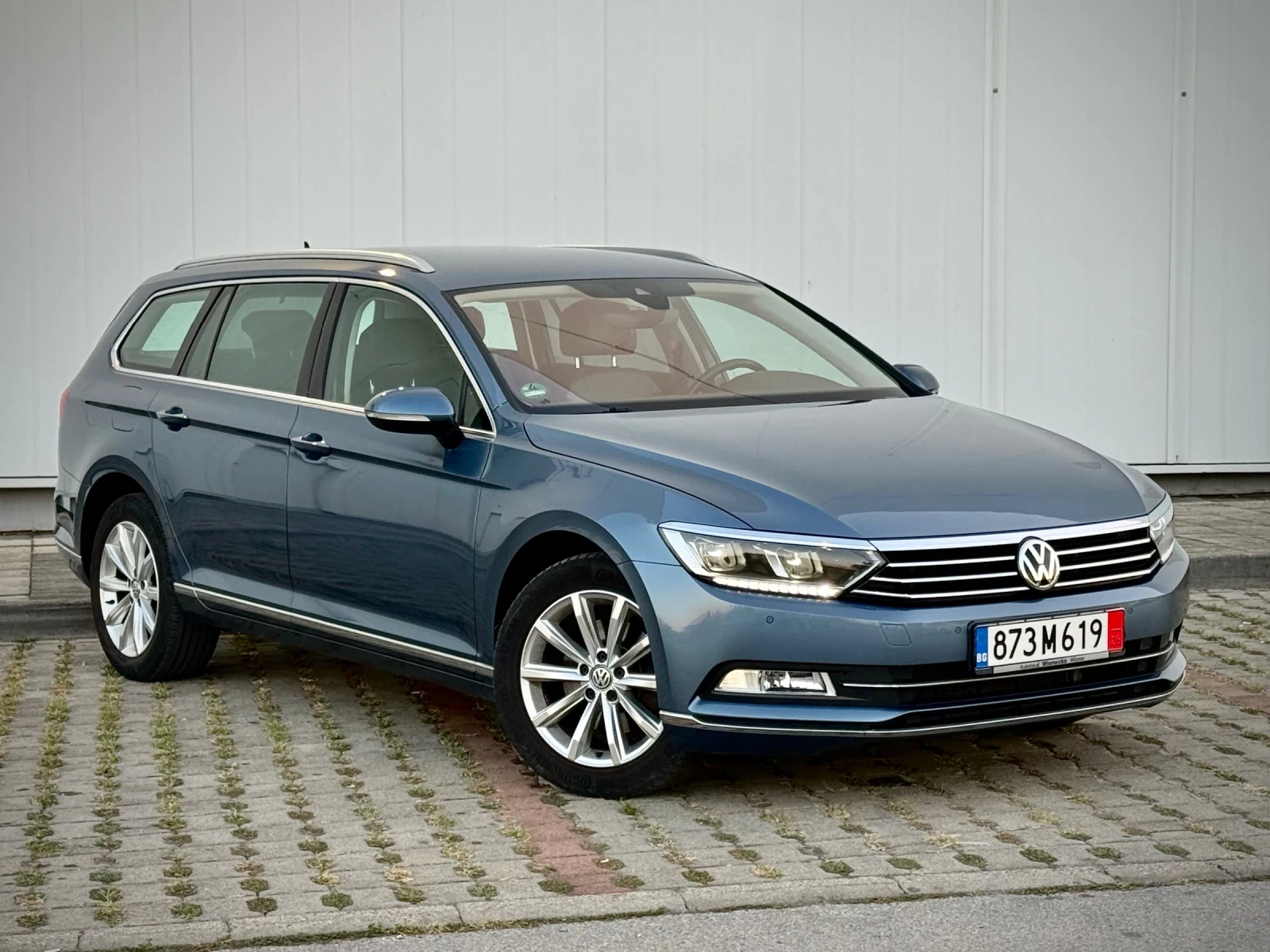 VW Passat 2.0tdi HIGHLINE / Digital / Масаж / Гуми с джанти , снимка 4 - Автомобили и джипове - 55897664