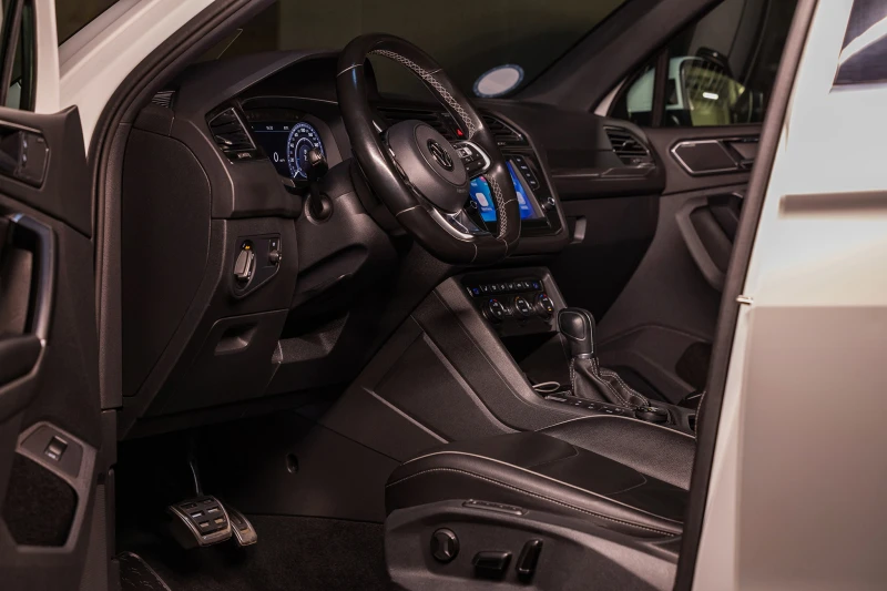 VW Tiguan 2.0TDI* R-line* 4MOTION* DSG* 360* ПАНОРАМА* ДИГИТ, снимка 7 - Автомобили и джипове - 53086080