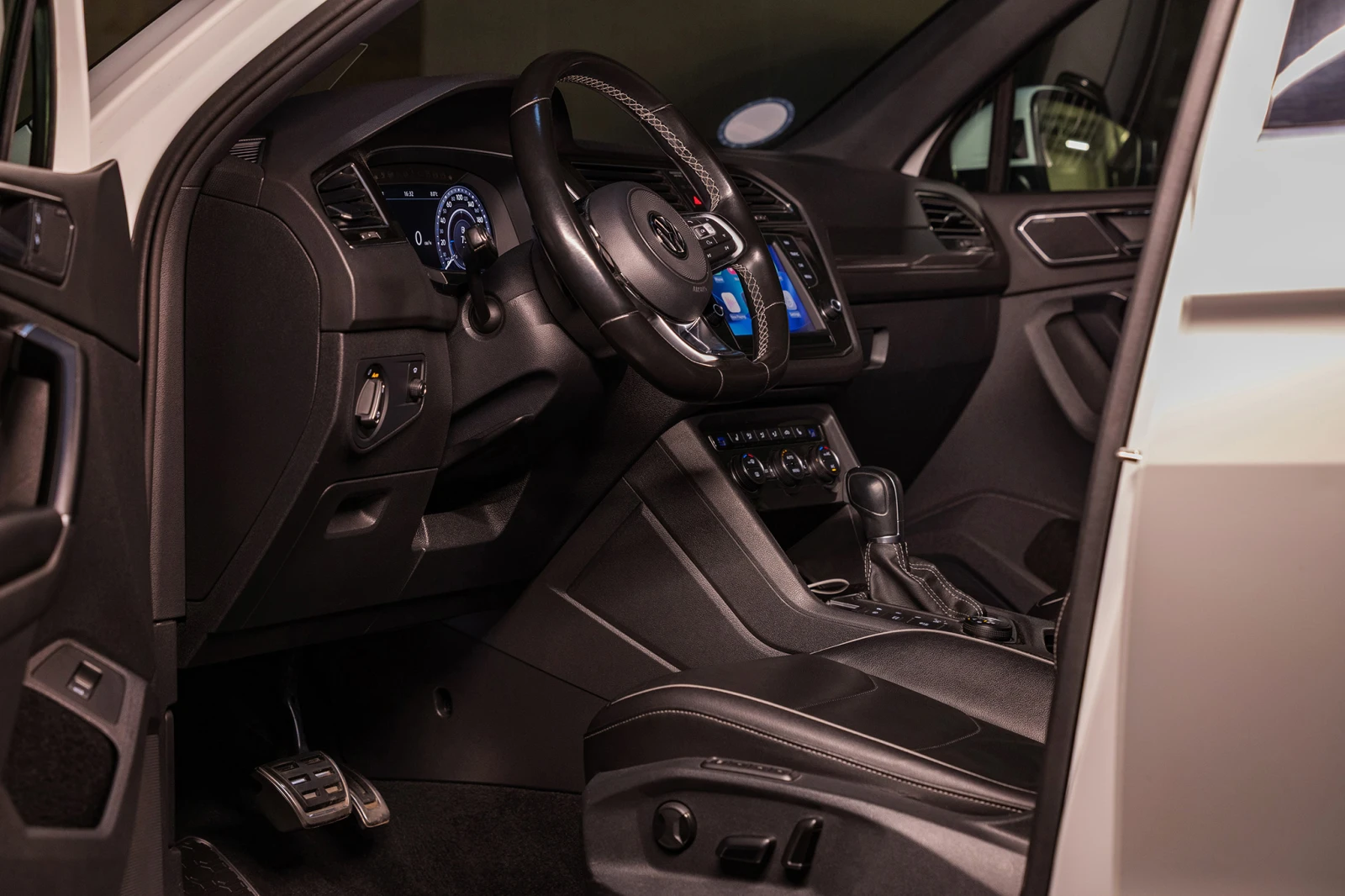 VW Tiguan 2.0TDI* R-line* 4MOTION* DSG* 360* ПАНОРАМА* ДИГИТ - изображение 7