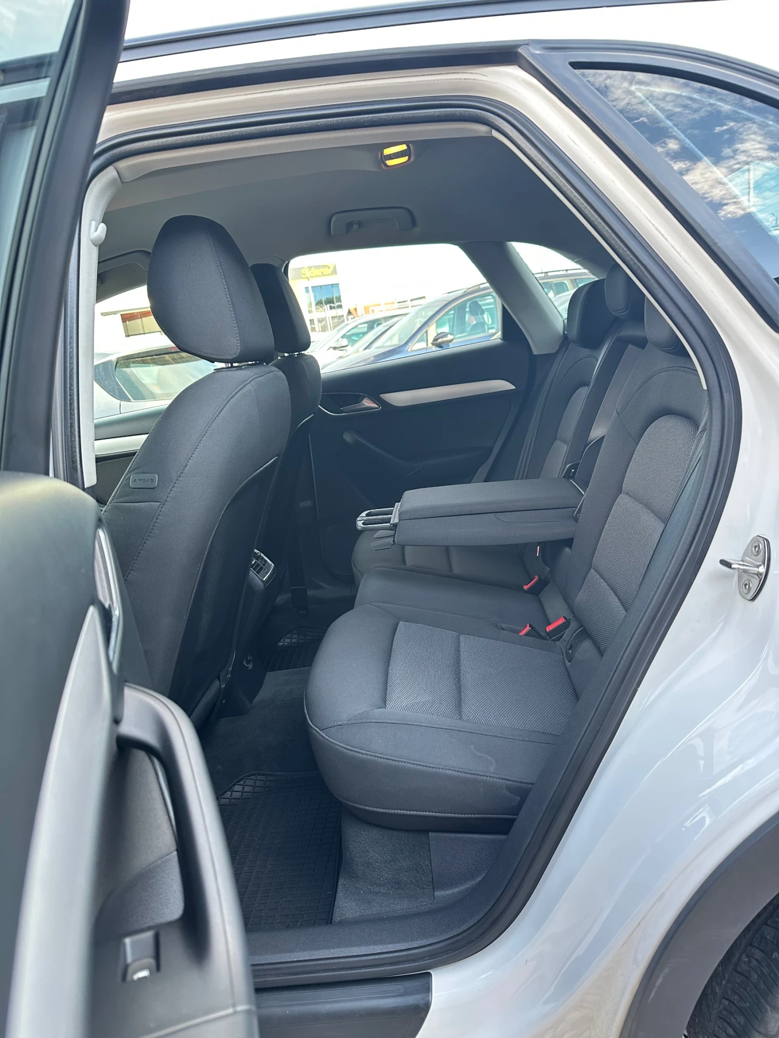 Audi Q3 2.0TDI, снимка 6 - Автомобили и джипове - 56641392