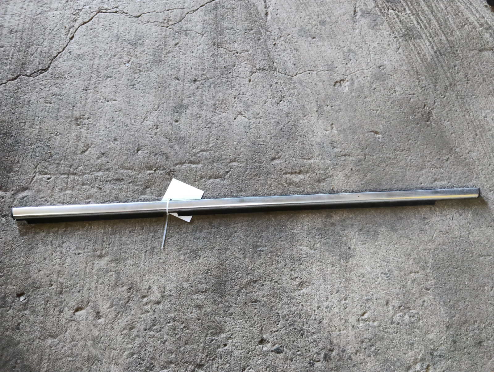 лайсна за (задна лява врата) 5N0839475F  VW Tiguan