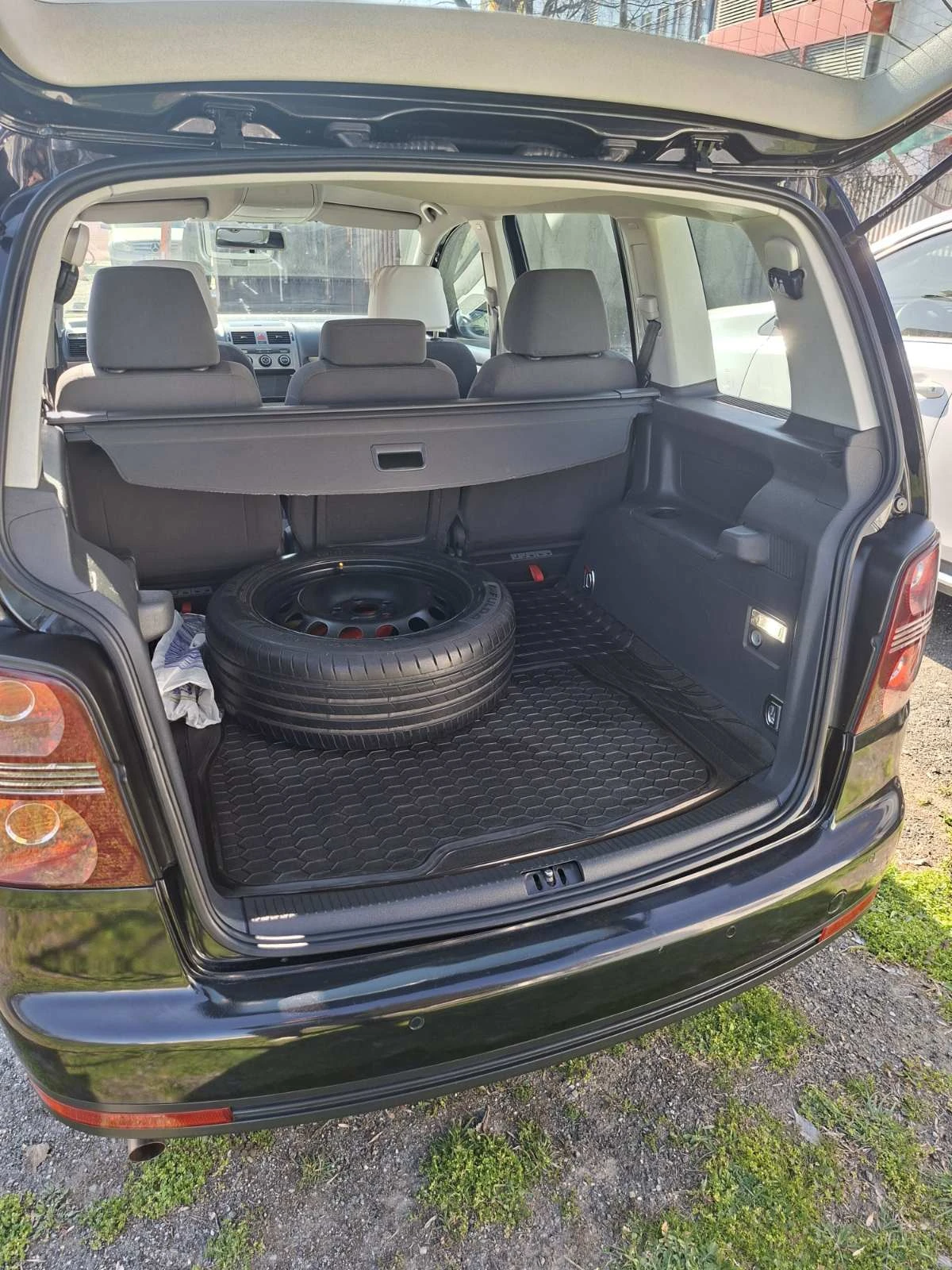 VW Touran, снимка 8 - Автомобили и джипове - 54020744