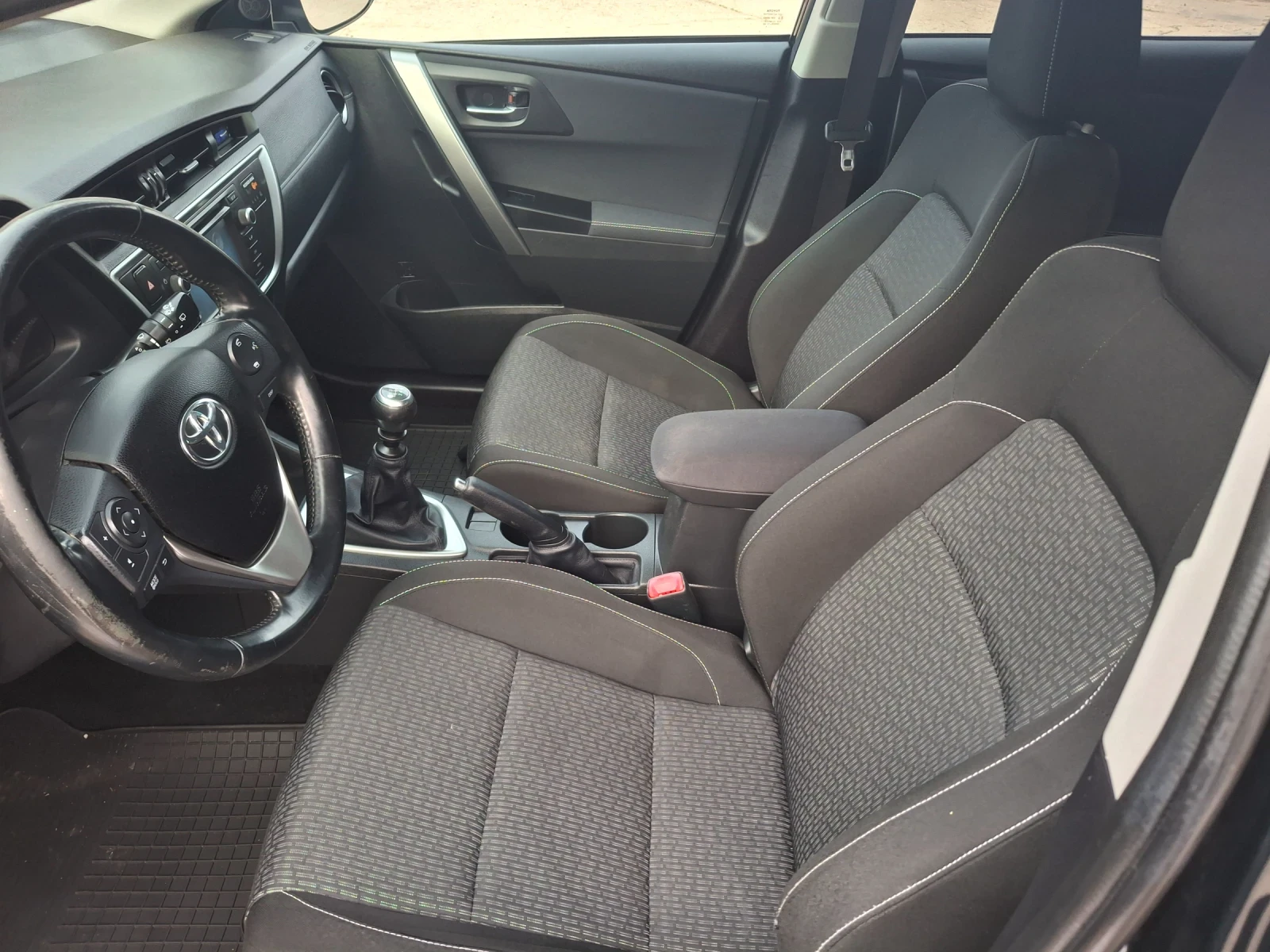 Toyota Auris, снимка 9 - Автомобили и джипове - 54209597