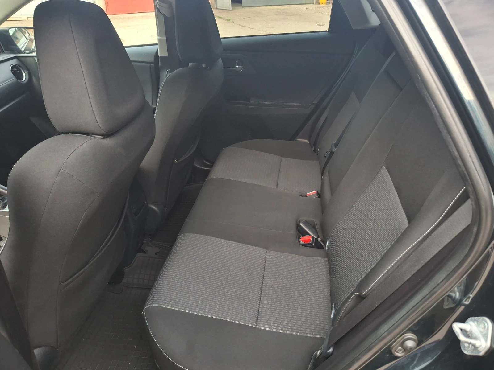 Toyota Auris, снимка 8 - Автомобили и джипове - 54209597