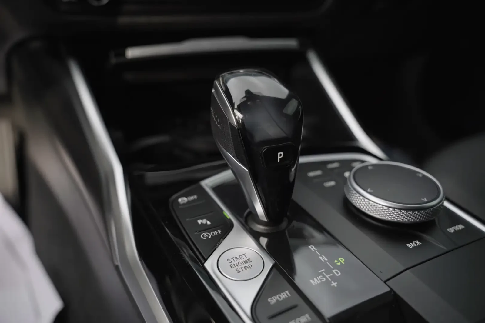 BMW 330 Xi* M-Pack B48* Digital* Distronic* Crystal, снимка 10 - Автомобили и джипове - 54412208