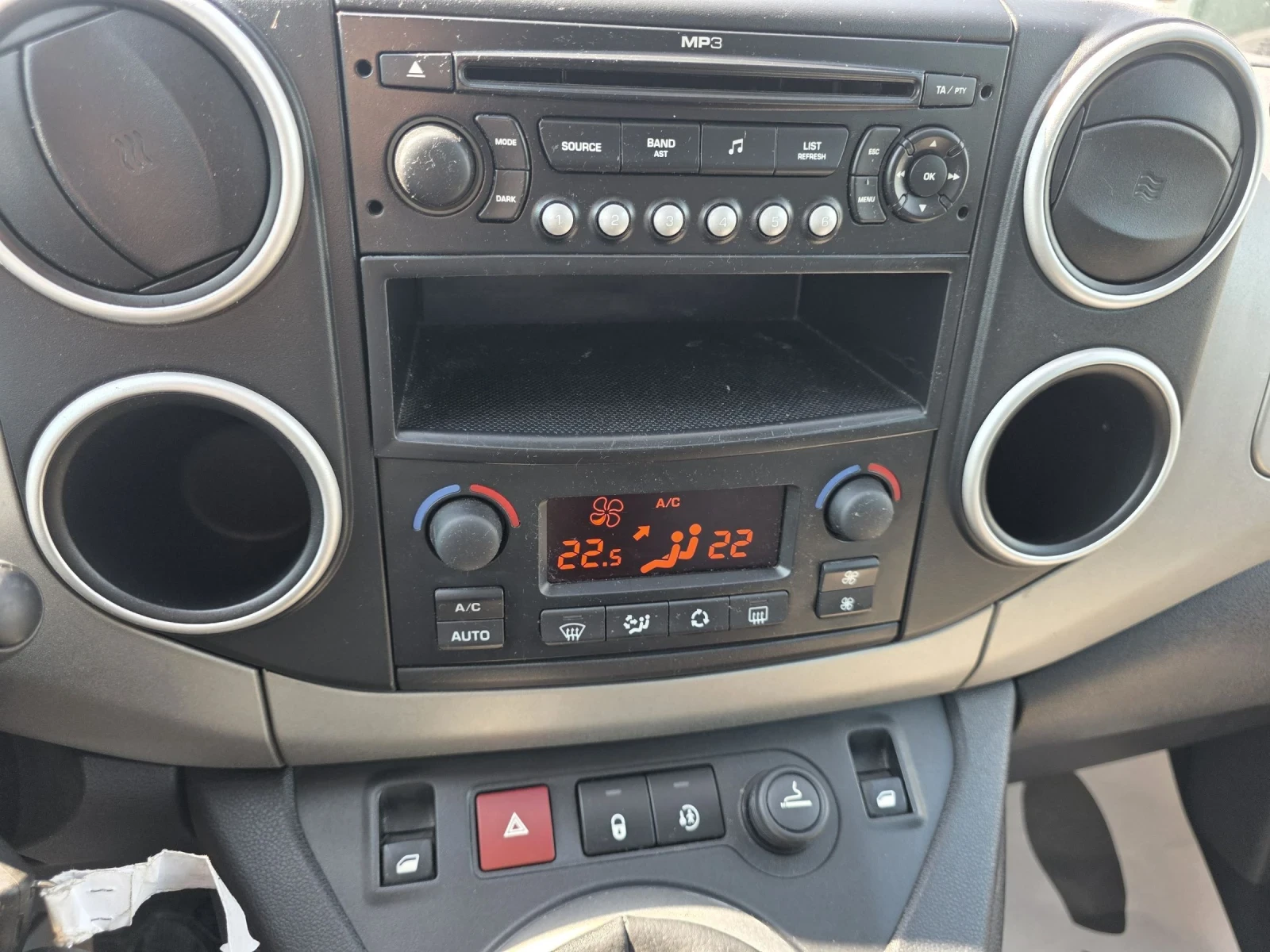 Citroen Berlingo 1.6hdi Multispace Лизинг, снимка 14 - Автомобили и джипове - 55008000