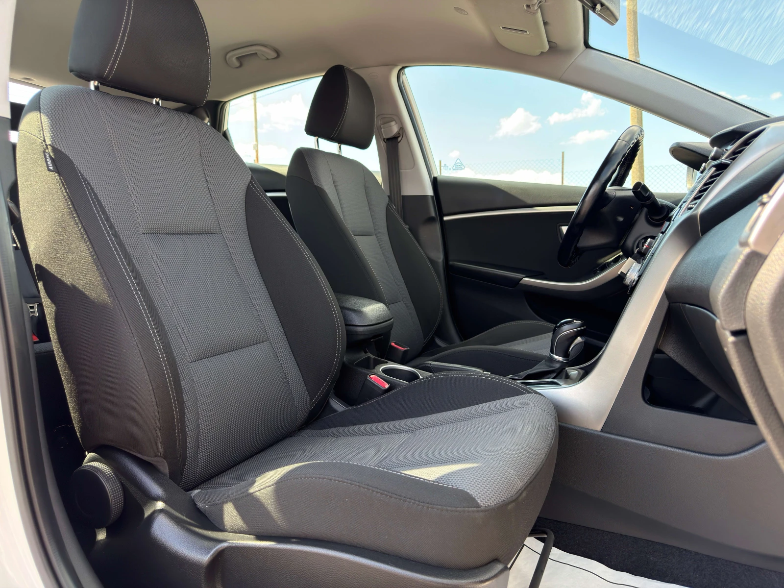 Hyundai I30 1.6CRDi А / Реални КМ / 1 СОБСТВЕНИК / БЕЗ РЪЖДА, снимка 8 - Автомобили и джипове - 56021407