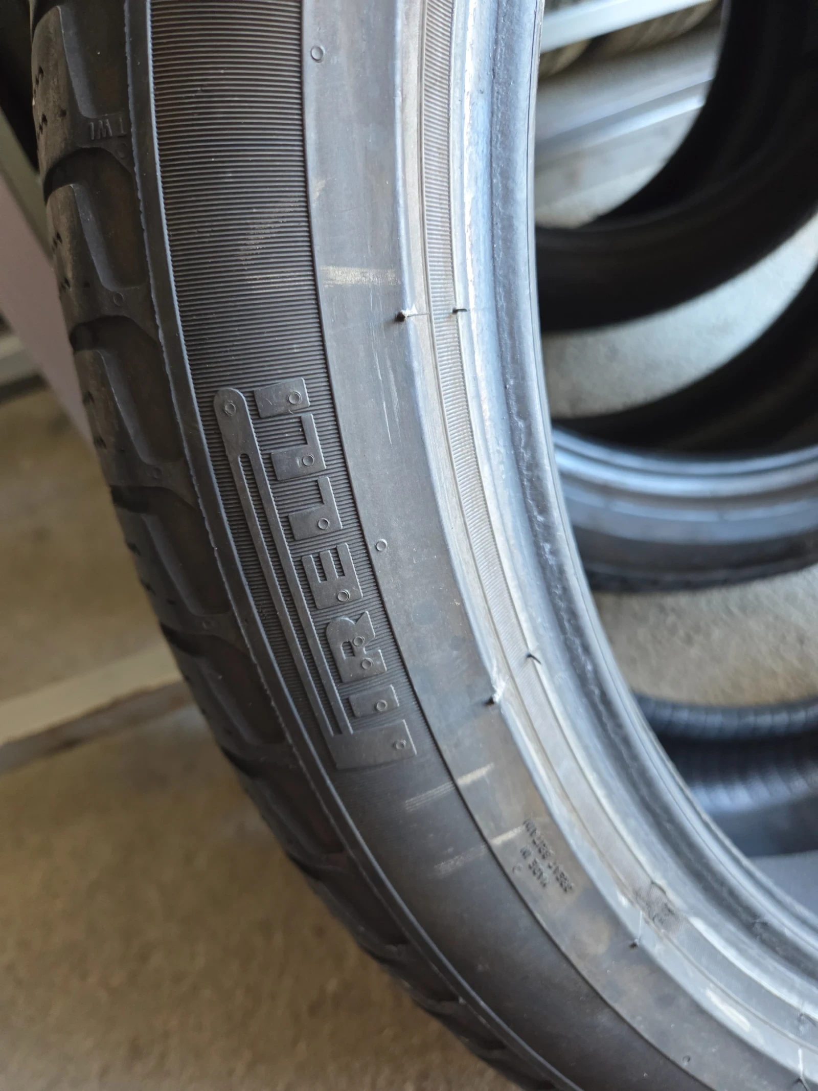 Гуми Всесезонни 275/40R22