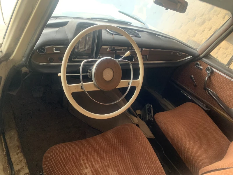 Mercedes-Benz 111 220 Heckflosse, снимка 5 - Автомобили и джипове - 48669279