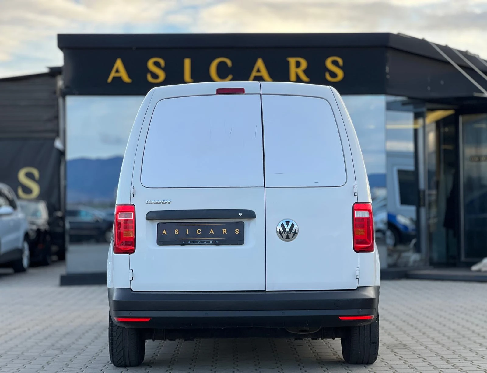 VW Caddy / 2.0 TDI / РЕГИСТРИРАНО И ОБСЛУЖЕНО /  - изображение 4