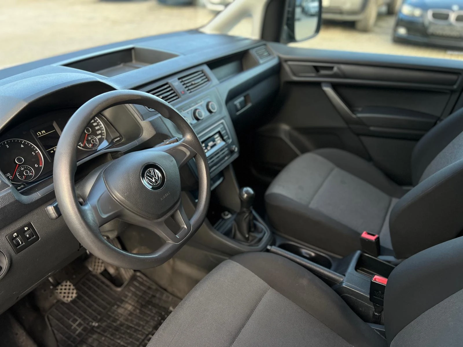 VW Caddy / 2.0 TDI / РЕГИСТРИРАНО И ОБСЛУЖЕНО /  - изображение 9
