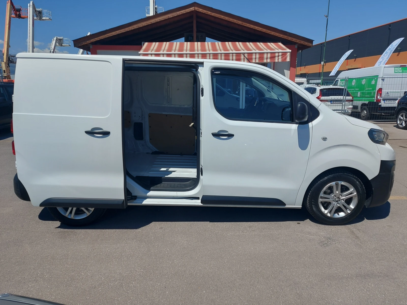 Peugeot Expert 1.6 HDi* 116 к.с.* EURO 6B* 6 МТ* NAVI* КОЖА, снимка 14 - Автомобили и джипове - 54415871