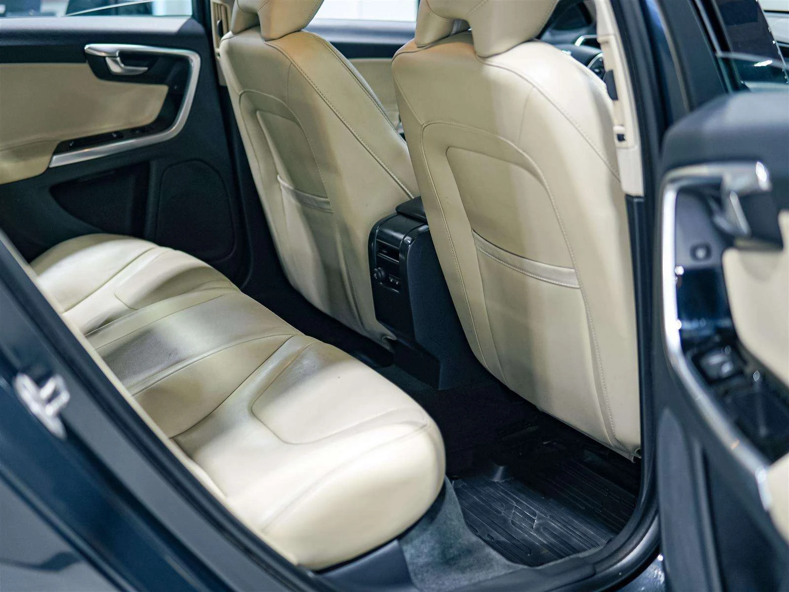 Volvo S60 4Х4 | T6 | КОЖА, МЪРТВА ЗОНА, ПАНО, ЦЕНА ДО БГ, снимка 13 - Автомобили и джипове - 54873983
