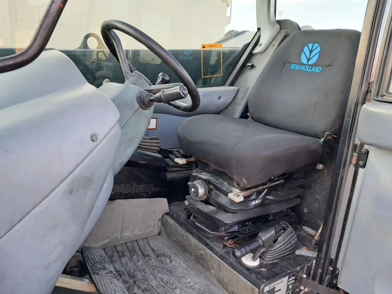Телескопичен товарач New Holland Lm415, снимка 6 - Селскостопанска техника - 52643926