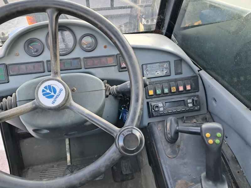 Телескопичен товарач New Holland Lm415, снимка 5 - Селскостопанска техника - 52643926