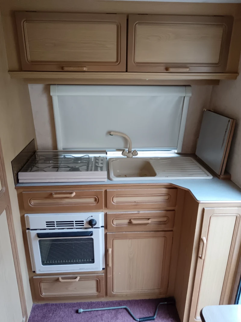 Каравана Swift Silhouette , снимка 12 - Каравани и кемпери - 52966251