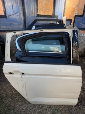 Vw Touran 2017г задна дясна врата гола забележките са снимани, снимка 1