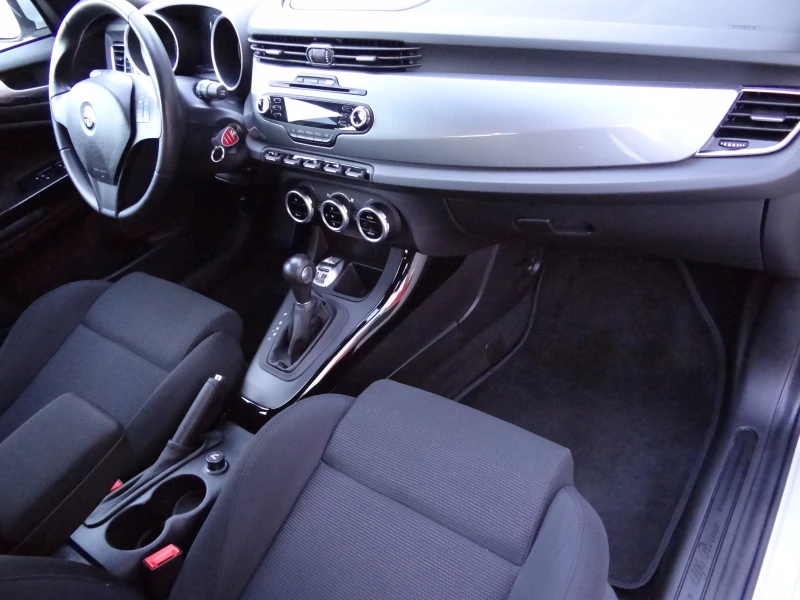 Alfa Romeo Giulietta 2.0jtd-170k.c. / 50 хил.км!!! /Автоматик/Euro-5B/, снимка 10 - Автомобили и джипове - 52282150