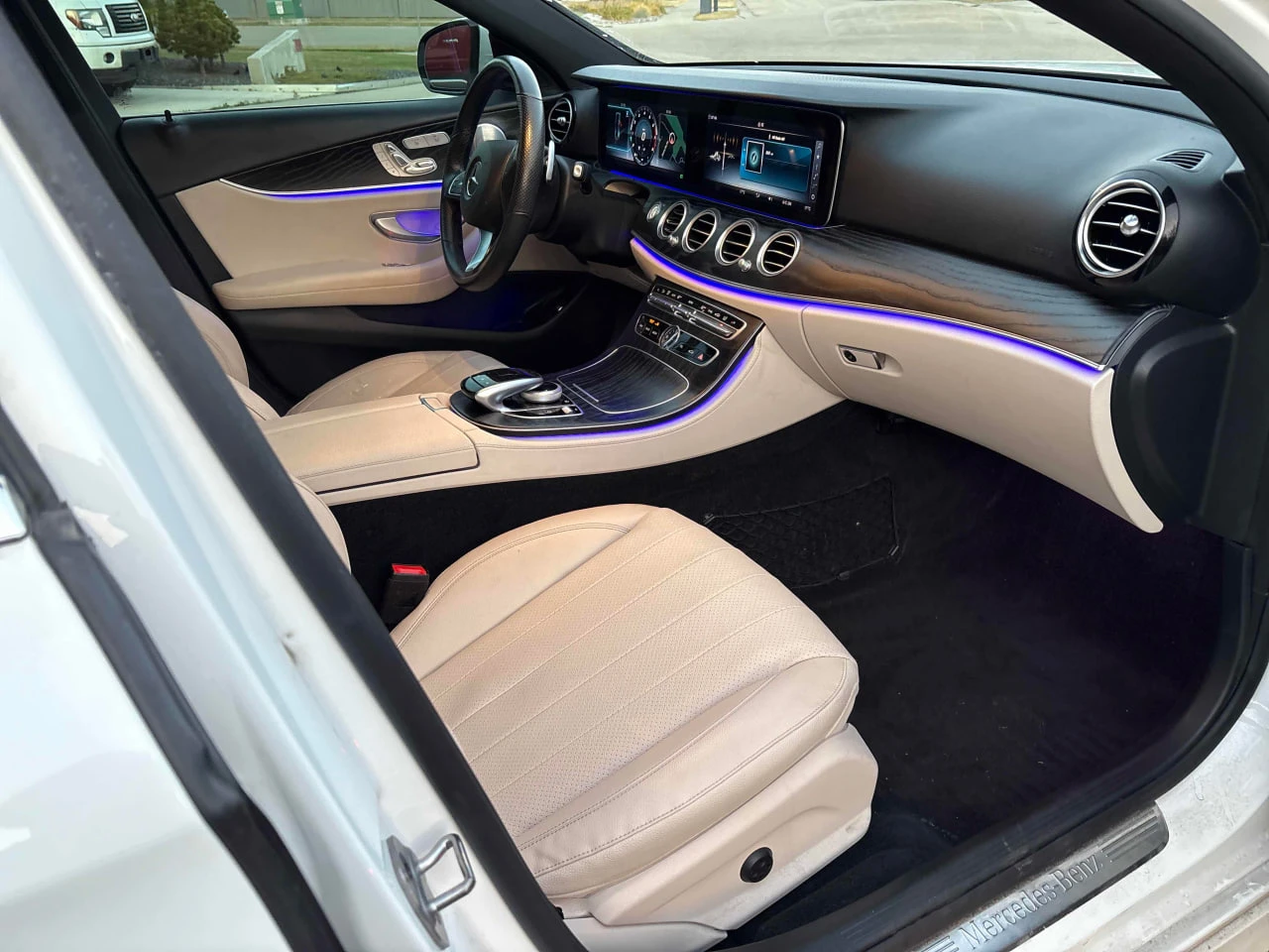 Mercedes-Benz E 300 * АВТО КРЕДИТ* ЦЕНА ДО БГ * CARFAX *  - изображение 7
