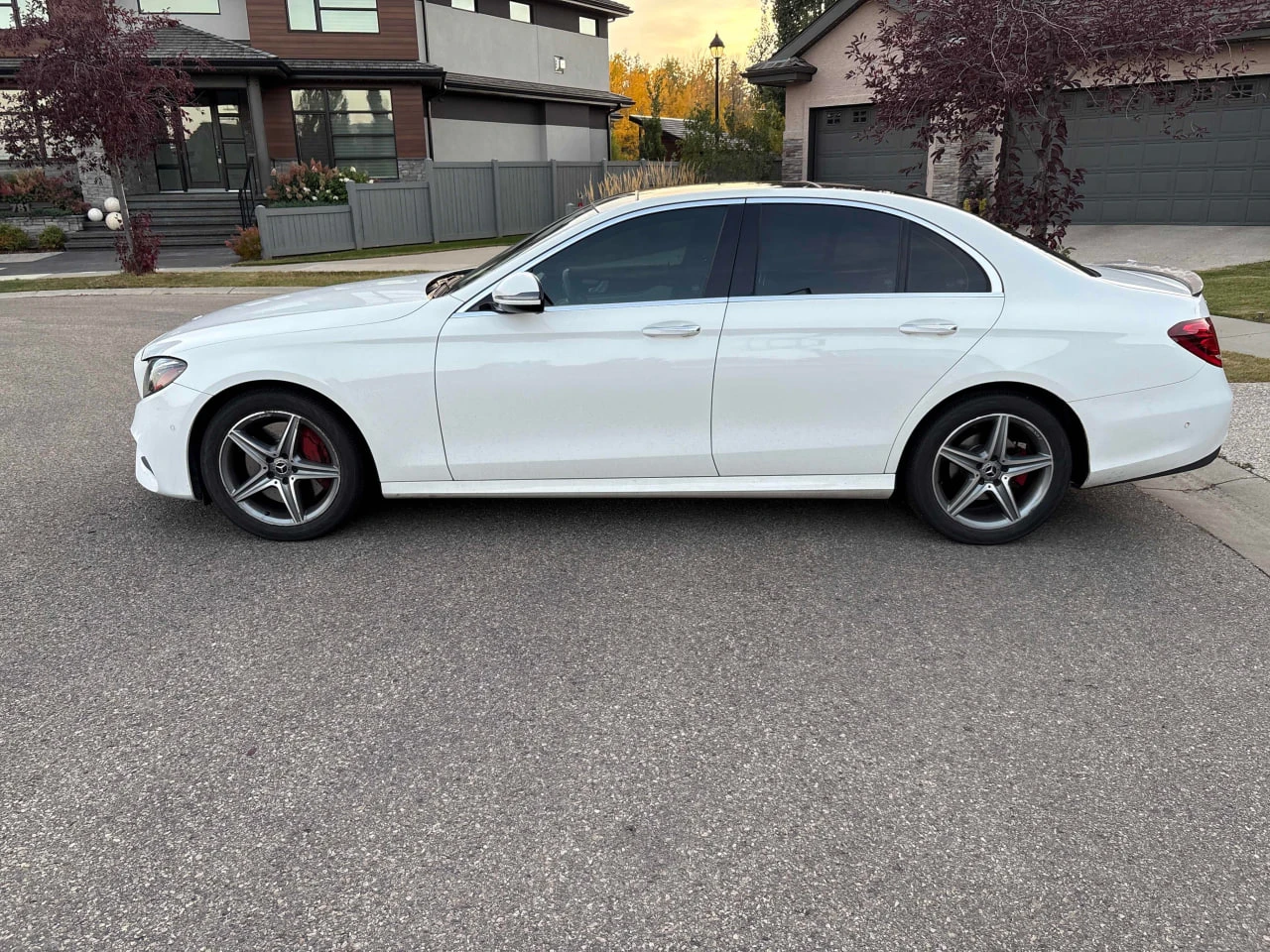 Mercedes-Benz E 300 * АВТО КРЕДИТ* ЦЕНА ДО БГ * CARFAX *  - изображение 4