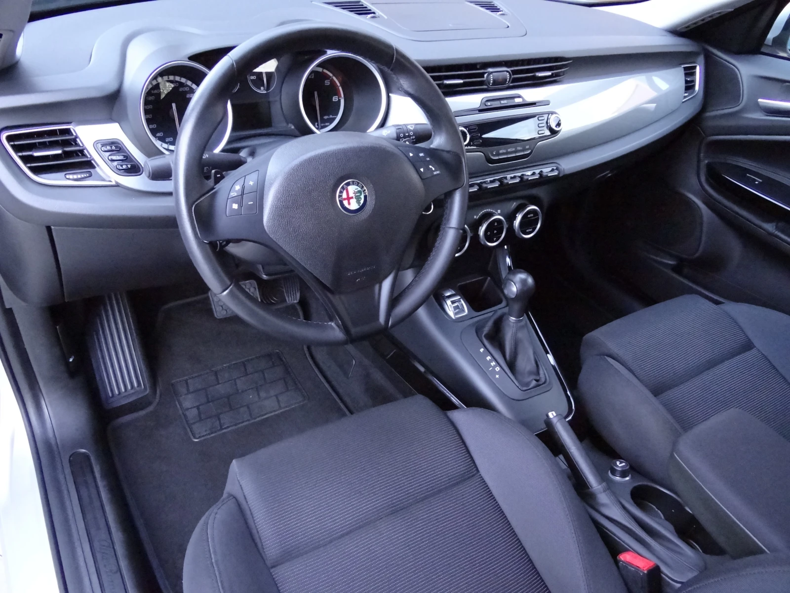 Alfa Romeo Giulietta 2.0jtd-170k.c. / 50 хил.км!!! /Автоматик/Euro-5B/ - изображение 8