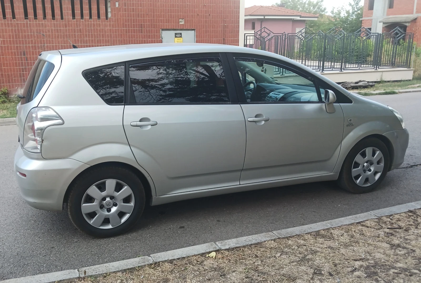 Toyota Corolla verso 2.2, снимка 4 - Автомобили и джипове - 53956541