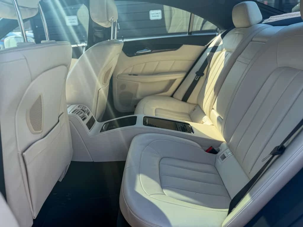 Mercedes-Benz CLS 550 AMG Line * Фиксирана цена до БГ * Без инциденти * , снимка 16 - Автомобили и джипове - 54040202