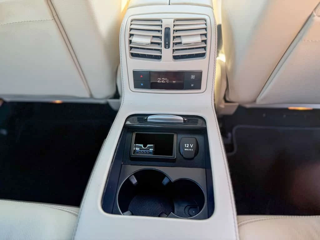 Mercedes-Benz CLS 550 AMG Line * Фиксирана цена до БГ * Без инциденти * , снимка 17 - Автомобили и джипове - 54040202