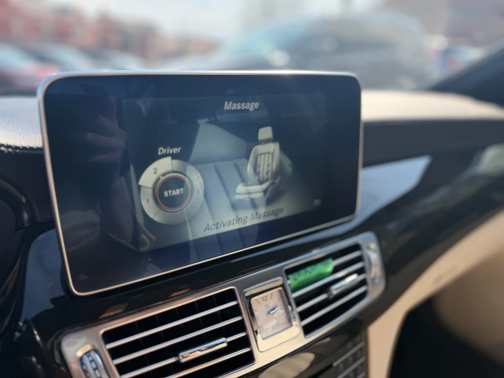 Mercedes-Benz CLS 550 AMG Line * Фиксирана цена до БГ * Без инциденти * , снимка 12 - Автомобили и джипове - 54040202