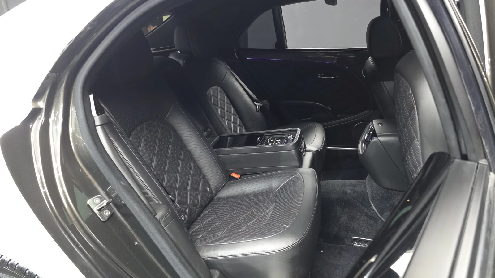 Bentley Mulsanne SOFT CLOSE* ЕЛ. БАГАЖНИК* МАСАЖ* ЛЮК* КРАЙНА ЦЕНА, снимка 12 - Автомобили и джипове - 55593673