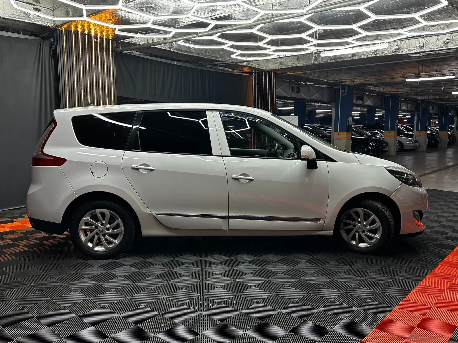 Renault Scenic 1.6d 131 к.с. , снимка 4 - Автомобили и джипове - 56272440