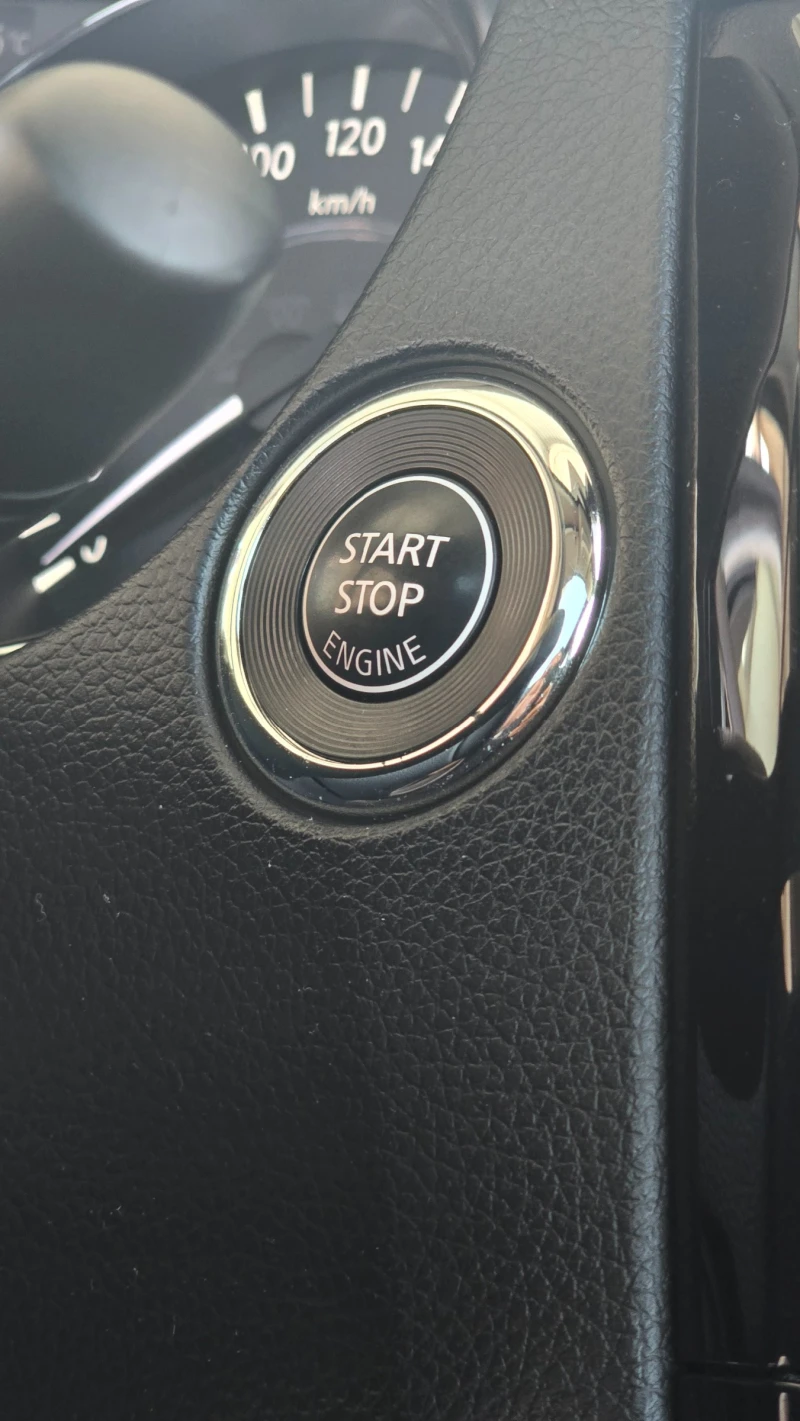 Nissan Qashqai 1.2i * Panorama* 360 Камера* FULL Extra* , снимка 12 - Автомобили и джипове - 51444241