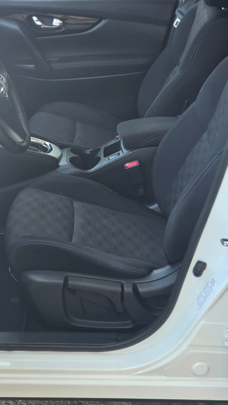 Nissan Qashqai 1.2i * Panorama* 360 Камера* FULL Extra* , снимка 16 - Автомобили и джипове - 51444241