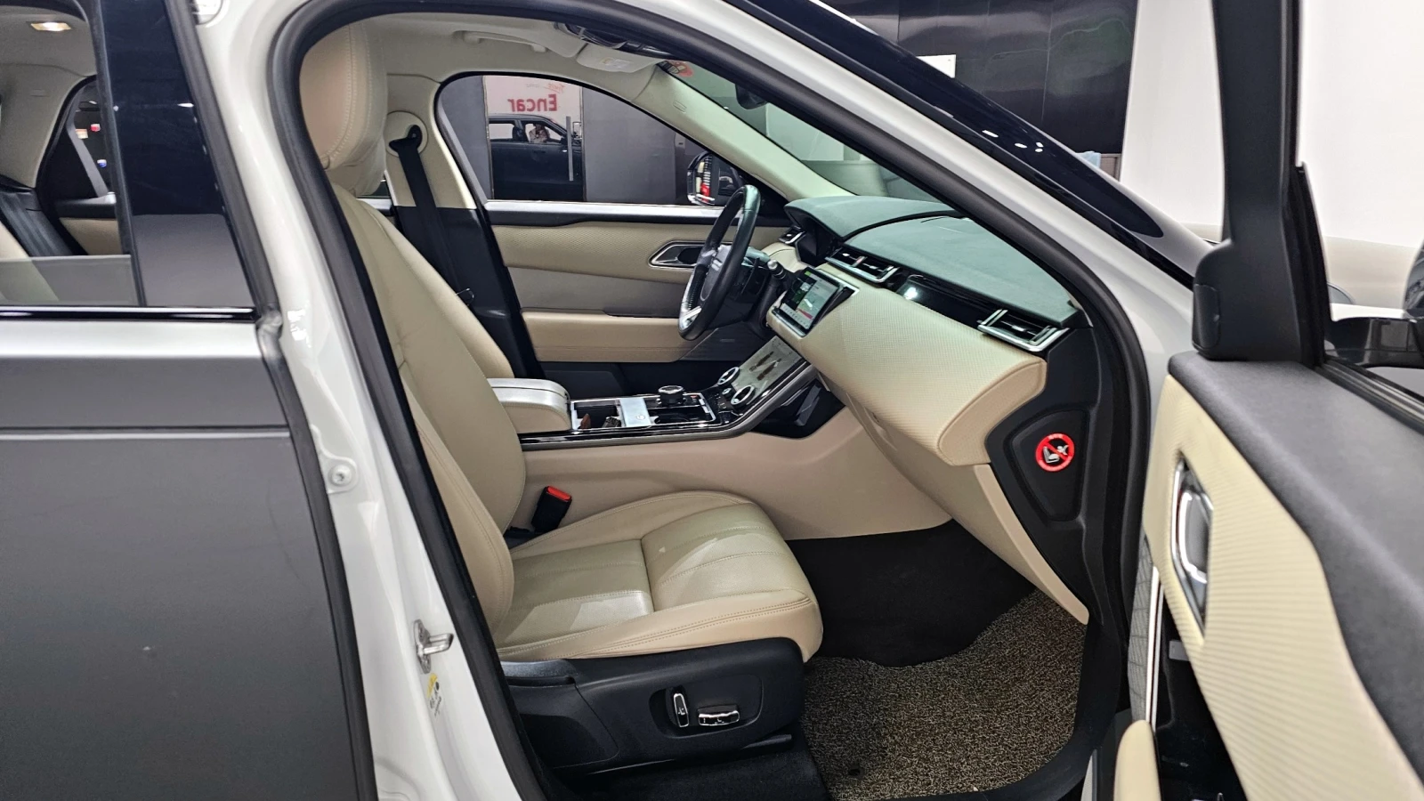 Land Rover Range Rover Velar D240 SE | Панорама | Кожа | Камера, снимка 11 - Автомобили и джипове - 54693243