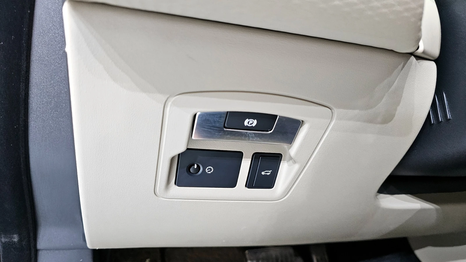 Land Rover Range Rover Velar D240 SE | Панорама | Кожа | Камера, снимка 15 - Автомобили и джипове - 54693243