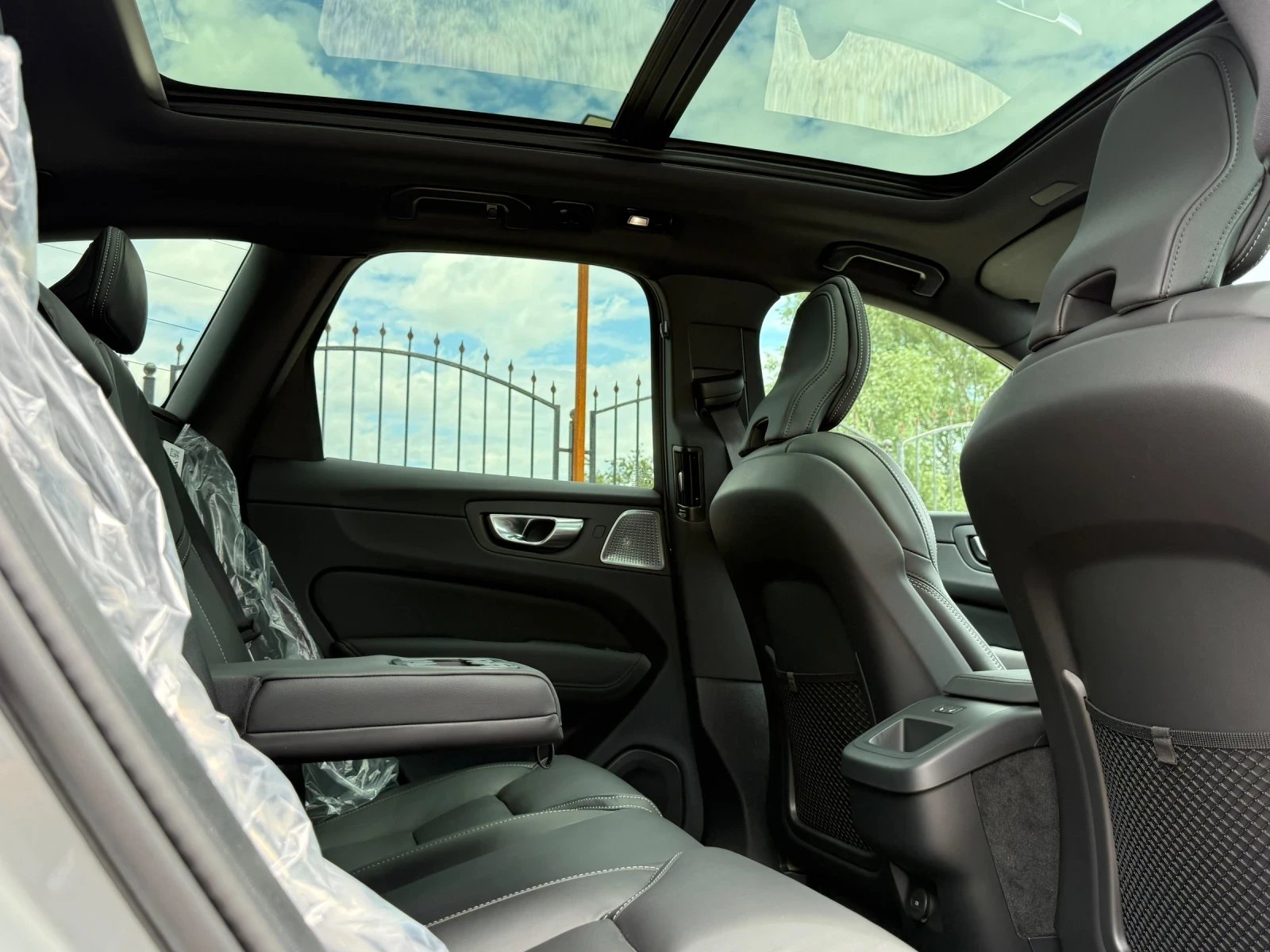 Volvo XC60  B5 AWD Black Edition Plus 360  Air Suspension, снимка 12 - Автомобили и джипове - 55093841